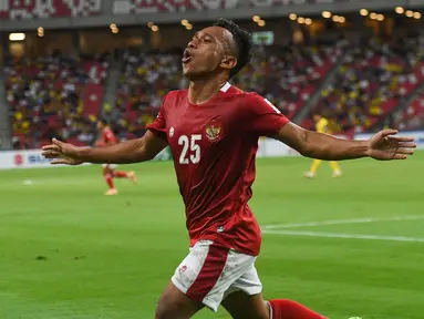 Penyerang Timnas Indonesia, Irfan Samaling Kumi berselebrasi usai mencetak gol ke gawang timnas Malaysia pada laga Grup B Piala AFF 2020 di Stadion Nasional Singapura, Minggu (19/12/2021). Irfan mencetak dua gol dan mengantar timnas Indonesia menaklukkan Malaysia 4-1. (AFP/Roslan Rahman)