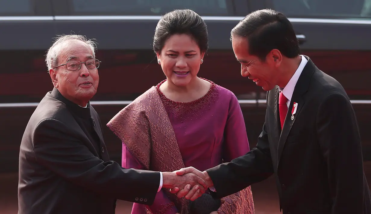Presiden India Pranab Mukherjee (kiri) menyambut kedatangan Presiden Joko Widodo (Jokowi) didampingi Ibu Negara RI, Iriana Joko Widodo setibanya di Istana Rashtrapati Bhavan, New Delhi, Senin (12/12). (REUTERS/Adnan Abidi)