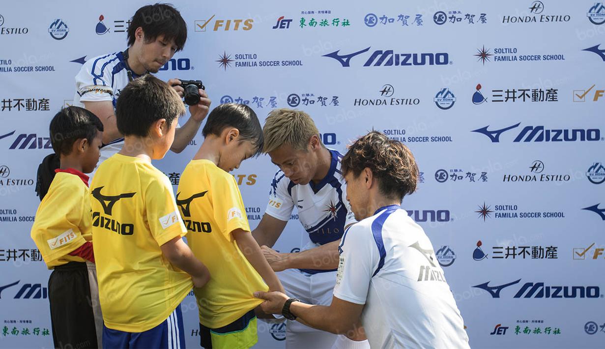Tak hanya memberikan pelatihan, Keisuke Honda juga menyempatkan memberikan tanda tangan kepada anak-anak yang sudah ikut berlatih. (Bola.com/Vitalis Yogi Trisna)