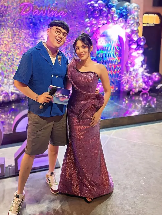 Davina Karamoy sukses jadi pusat perhatian di acara ultahnya mengenakan gaun sequin berwarna ungu [@davinaakaramoy]
