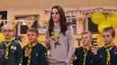 Dutchess of Cambridge, Kate Middleton membaca janji Pramuka bersama sejumlah anak-anak dalam acara Cub Scout Pack di Kings Lynn, Inggris (14/12). Dalam acara tersebut Kate Middleton mengahadiri 100 tahun The Scout Association. (Reuters/Ben Stansall/Pool)