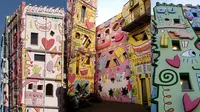 James Rizzi seorang seniman yang berhasil mendesain sebuah bangunan yang penuh dengan warna-warni. (Foto: Oddity Central)