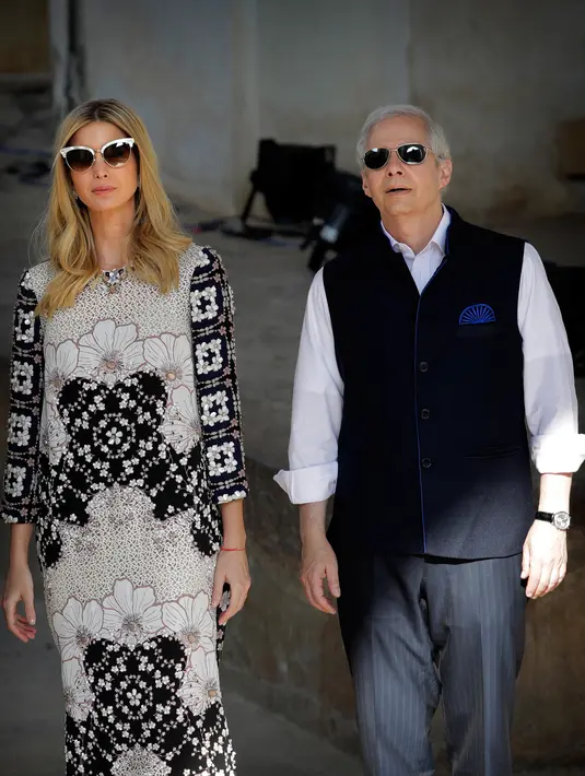 Penasihat Presiden AS, Ivanka Trump dan Dubes AS untuk India Ken Juster melihat benteng Golconda di kota Hyderabad, India, Rabu (29/11). Ivanka tengah sibuk menghadiri Global Entrepreneurship Summit (GES) 2017 di Hyderabad pekan ini. (AP/Manish Swarup)
