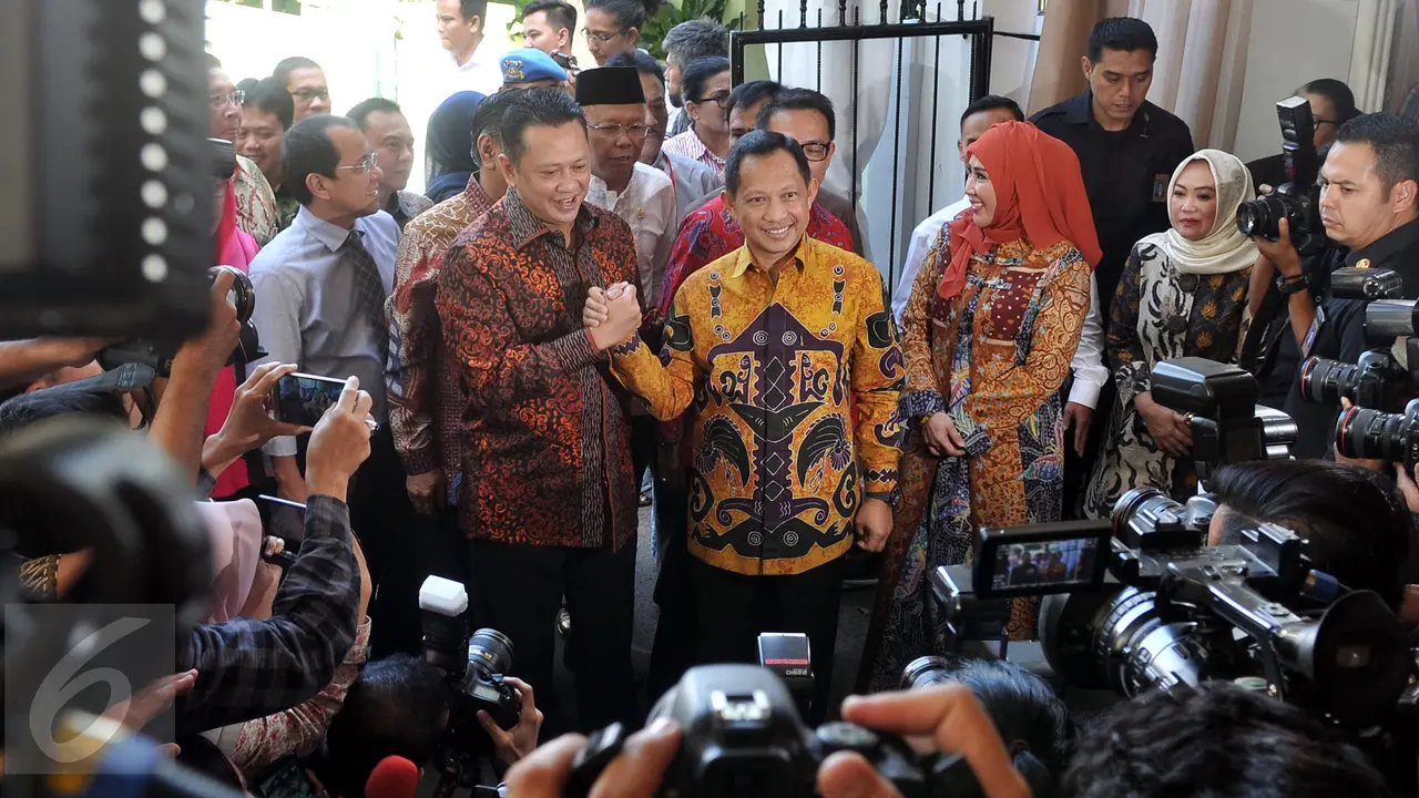 20160622-Komisi III Kunjungi Rumah Calon Kapolri Tito Karnavian-Jakarta