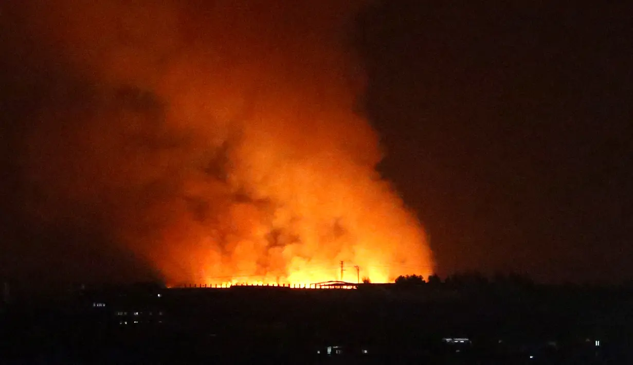 Asap mengepul setelah pasukan Israel menyerang Gaza di Kota Gaza, Senin (10/5/2021). Berdasarkan laporan yang diterima militer Israel, salah satu komandan senior Hamas tewas dalam serangan tersebut. (AP Photo/Hatem Moussa)