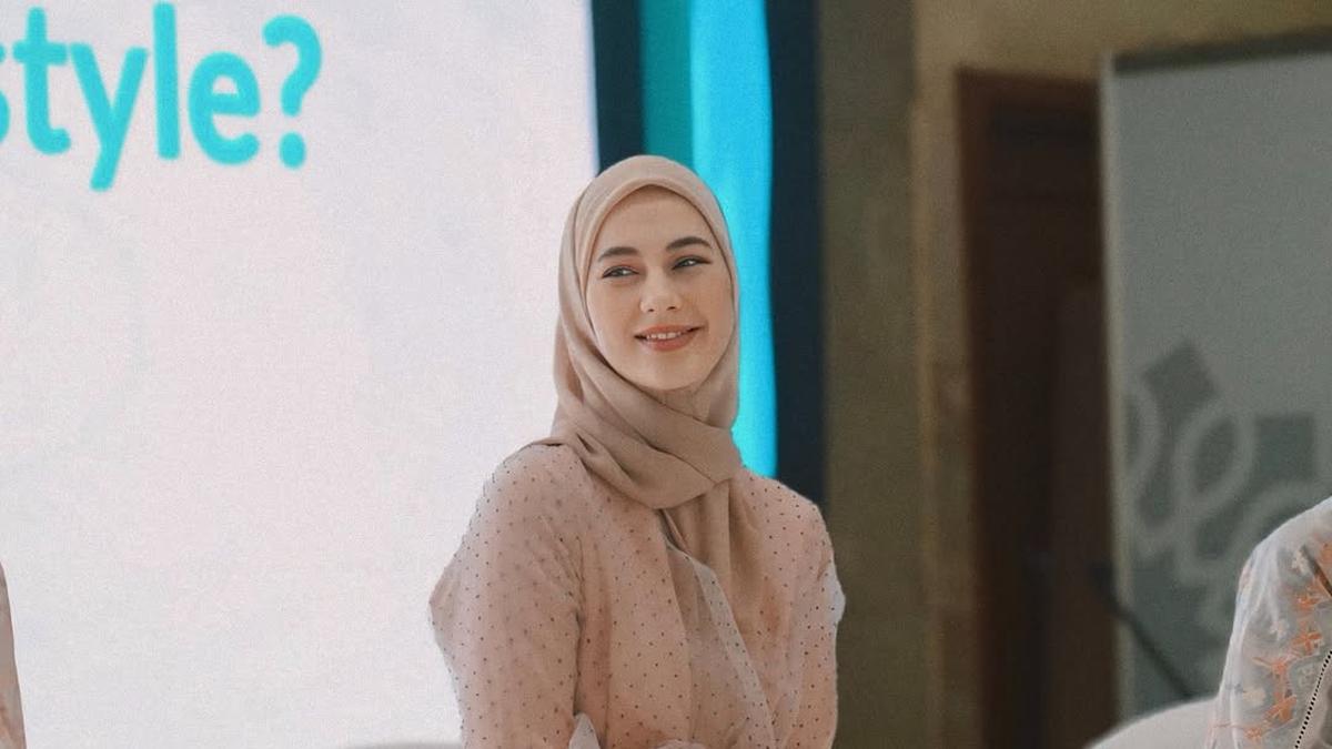 8 Model Gamis Kekinian Paula Verhoeven, Berkelas untuk Wanita dengan Tinggi di Atas 170 cm