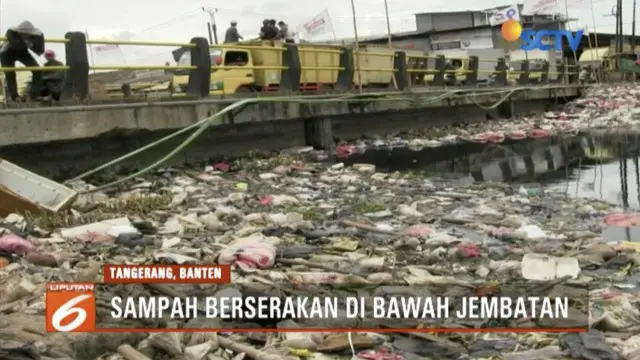 Sampah rumah tangga menumpuk di bawah Jembatan Kali Prancis, Tangerang, Banten.
