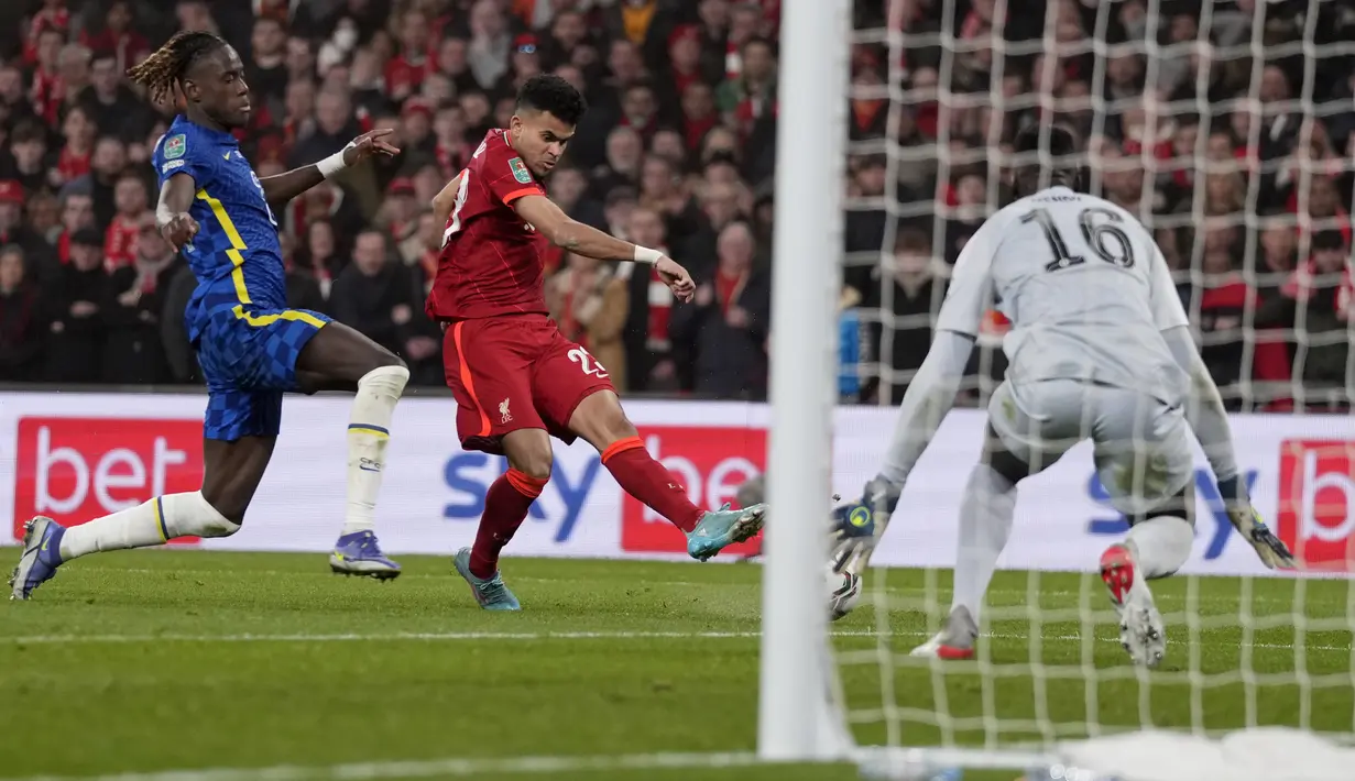 Penyerang Liverpool, Luis Diaz (tengah) mencoba melepaskan tembakan ke gawang Chelsea dalam pertandingan final Piala Carabao Cup di Stadion Wembley, London, Senin (28/2/2022). Liverpool memenangkan adu penalti 11-10 setelah pertandingan berakhir imbang 0-0. (AP Photo/Alastair Grant)