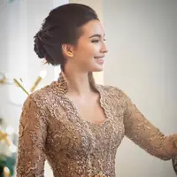 Seperti potret ini, di mana ia kenakan kebaya brukat bersiluet kutu baru dengan kerah tinggi. Dengan rambut disanggul modern, Manohara Odelia terlihat mirip Raline Shah [@manodelia]