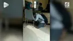 Seorang pria menangis hingga sujud di depan istrinya lantaran tak ingin diceraikan.
