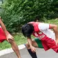 Gelandang PSM Makassar, Rizky Pellu, melakukan pemanasan saat latihan di sekitar perumahan Patra Jasa, Jakarta Selatan, Jumat (8/4/2016). Latihan ini merupakan persiapan jelang Trofeo Persija. (Bola.com/Vitalis Yogi Trisna)