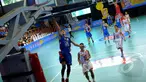 Pemain SMA IPH Surabaya melakukan dunk ke dalam ring SMA N 116 Jakarta saat kompetisi Pop Mie InstaHits Basketball, Senayan, Minggu (17/2/2015). Kompetisi dimenangkan SMA N 116 dengan skor 74-72.(Liputan6.com/Faisal R syam)