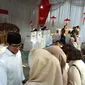 Cawapres 02, Sandiaga Uno, bersama keluarga mengantre di TPS di dekat kediaman orangtuanya di Kebayoran Baru, Jakarta Selatan. (Liputan6.com/Ady Anugrahadi)