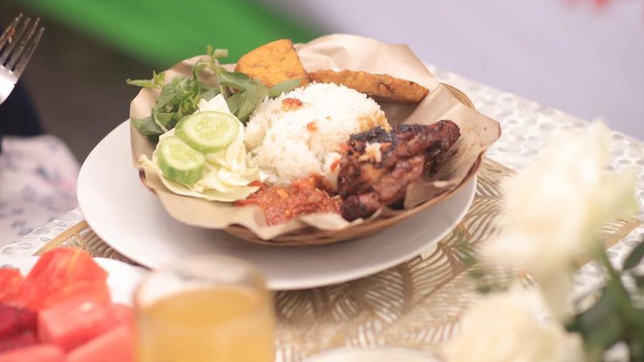 Pecel ayam dengan cita rasa istimewa dan buah segar plus jeruk hangatnya bikin lidah bergoyang. Rasanya nggak kalah dengan hidangan mahal!