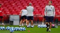 Pelatih Barcelona, Ernesto Valverde melihat para pemainnya berlatih di Wembley Stadium di London (2/10). Barcelona akan bertanding melawan wakil Inggris Tottenham Hotspur pada grup B Liga Champions. (AP Photo/Frank Augstein)