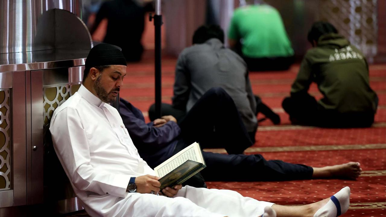 FOTO Warga Manfaatkan Awal Ramadan untuk Beribadah di Masjid Istiqlal