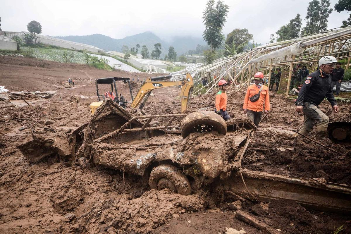 FOTO: Tim SAR Terus Mencari Korban Longsor Pasirlangu