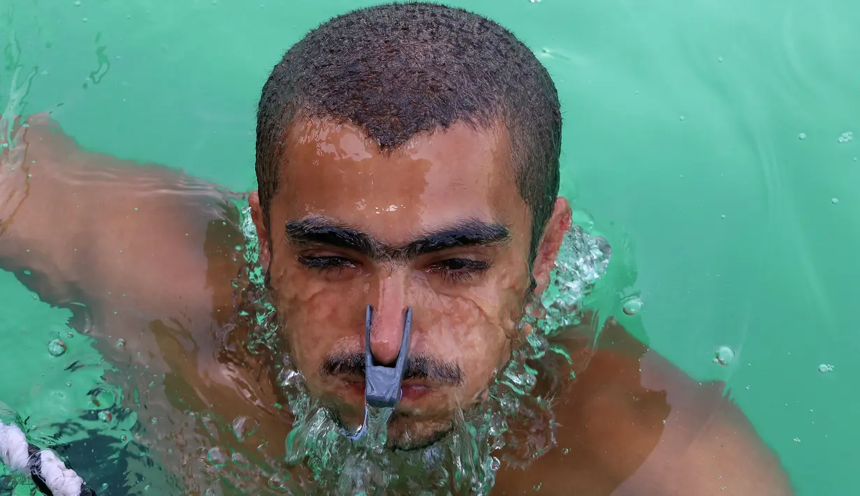 Seorang penyelam saat mencari kerang yang mengandung mutiara di lepas pantai kota pelabuhan Khairan, Kuwait (2/8). Warga Kuwait Berburu mutiara setiap tahun sekali. (AFP PHOTO/Yasser Al-Zayyat)