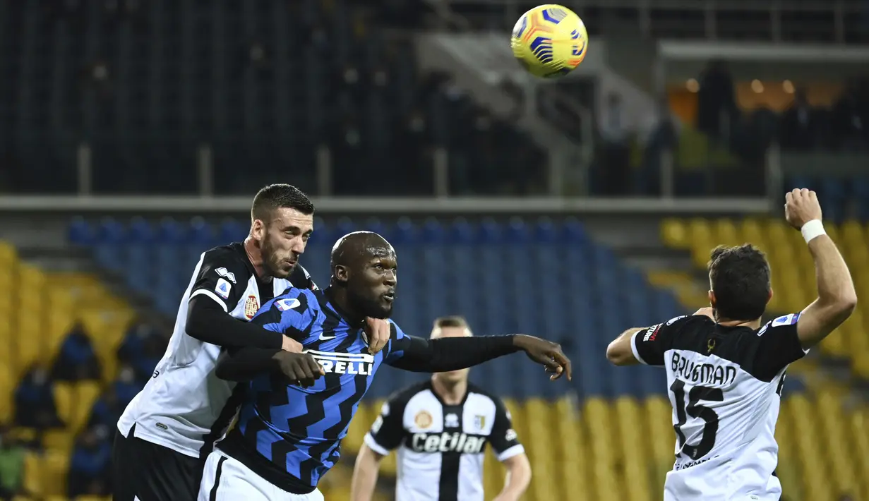 Penyerang Inter Milan, Romelu Lukaku (kedua kiri) dan bek Parma, Mattia Bani berebut bola pada pekan ke-25 Serie A 2020/2021, di Stadion Ennio Tardini, Jumat (5/3/2021) dini hari WIB. Dua gol Alexis Sanchez memastikan skor akhir Parma vs Inter Milan menjadi 1-2. (Massimo Paolone / LaPresse via AP)