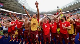 Para pemain Swiss merayakan kemenangan pada akhir pertandingan babak 16 besar Euro 2024 melawan Italia di Olympiastadion Berlin pada 29 Juni 2024. (Axel Heimken/AFP)