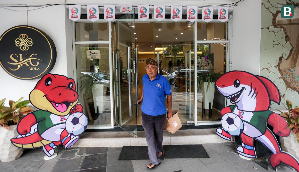 Pengunjung keluar dari toko Merchandise Piala Dunia U-17 di Surabaya Kriya Gallery (SKG) Siola yang terletak di Jalan Tunjungan, Surabaya. (Bola.com/Bagaskara Lazuardi)