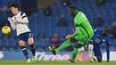 Kiper Chelsea, Edouard Mendy, membuang bola dari ancaman striker Tottenham Hotspurs, Son Heung-Min (kiri) dalam laga lanjutan Liga Inggris 2020/21 di Stamford Bridge, Minggu (29/11/2020) waktu setempat. Chelsea bermain imbang 1-1 dengan Tottenham. (AFP/Matthew Childs/Pool)