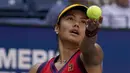 Petenis Inggris Raya, Emma Raducanu melakukan servis saat bertanding melawan Belinda Bencic dari Swiss pada perempat final kejuaraan tenis AS Terbuka di Arthur Ashe Stadium, New York (8/9/2021). Petenis remaja 18 tahun ini menang atas Belinda Bencic 6-3 6-4. (AP Photo/Elise Amendola)