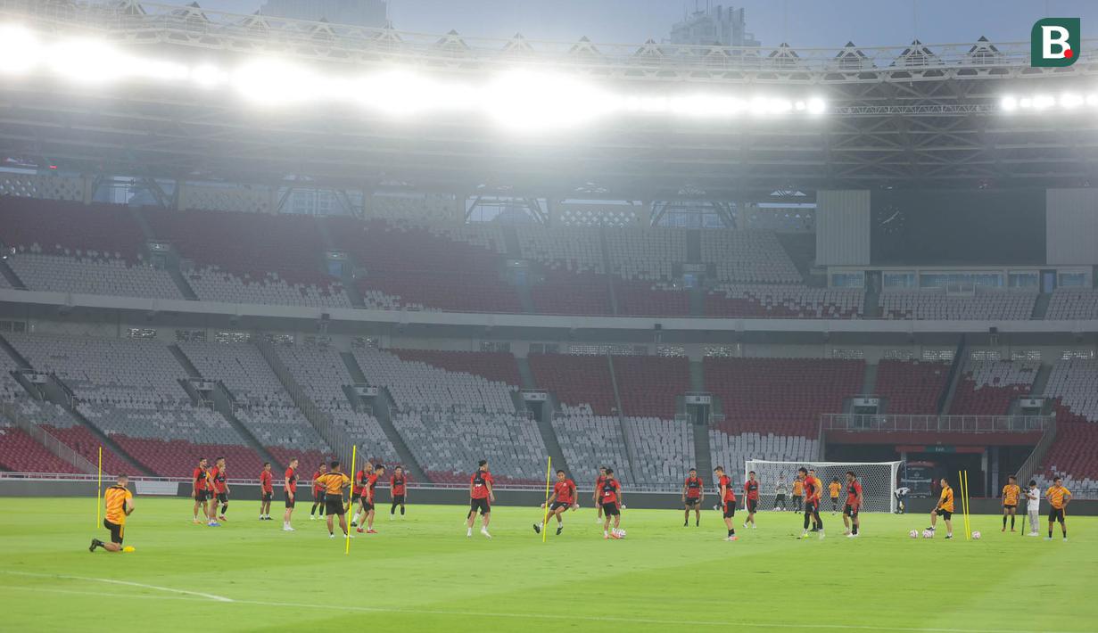 Pemain Persija Jakarta menggelar sesi latihan jelang menghadapi Persebaya Surabaya pada laga pekan ke-28 BRI Liga 1 2024-2025 di Stadion Utama Gelora Bung Karno, Jakarta, Jumat, (11/4/2025). (Bola.com/M Iqbal Ichsan)