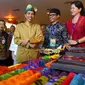 Presiden Joko Widodo (Jokowi) meninjau produk UMKM dalam kunjungan kerjanya di Sanur, Bali, Sabtu (23/6). Kunjungan kerja ini dalam rangka sosialisasi aturan baru terkait dengan Usaha Mikro Kecil dan Menengah (UMKM). (Liputan6.com/Pool/Biro Pers Setpres)