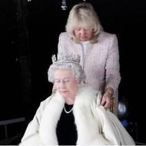 Sosok Penata Mode Ratu Elizabeth II Iyang kut Hadir Saat Prosesi Pemakaman.&nbsp; foto: Instagram @crownchronicles