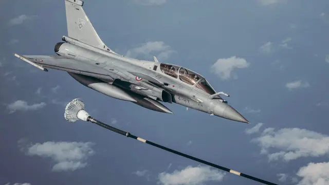 Pesawat tempur Rafale milik Angkatan Udara Prancis (FASF) beraksi di langit Indonesia pada kegiatan VVIP Joyflight di Lanud Halim Perdanakusuma