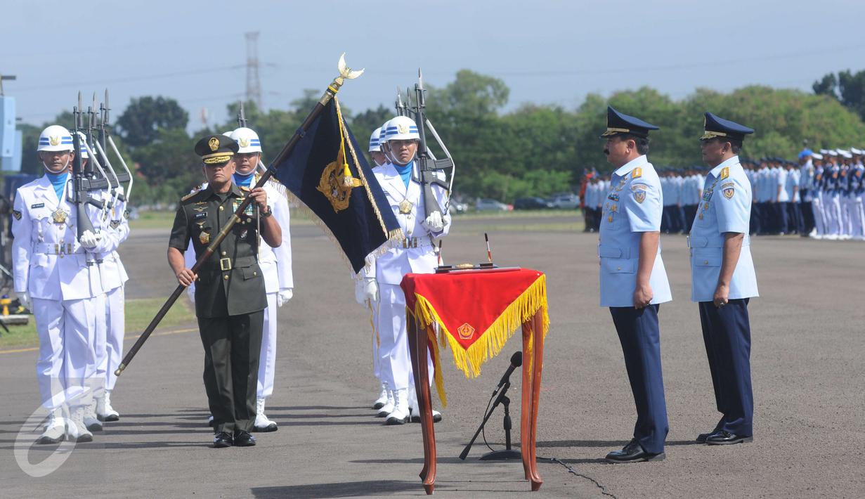 Panglima TNI Jenderal Gatot Nurmantyo membawa pataka TNI AU dalam serah terima jabatan KSAU di Lanud Halim Perdanakusuma, Jakarta, Jumat (20/1). Marsekal TNI Hadi Tjahjanto menggantikan Agus Supriatna‎ sebagai KSAU. (Liputan6.com/Helmi Afandi)