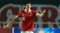 Elkan Baggott benar-benar menjadi benteng kukuh di pertahanan Timnas Indonesia. Selain mampu tampil disiplin, postur tubuh Elkan yang menjulang membuat penyerang Curacao kerepotan dalam duel udara. (Bola.com/M Iqbal Ichsan)