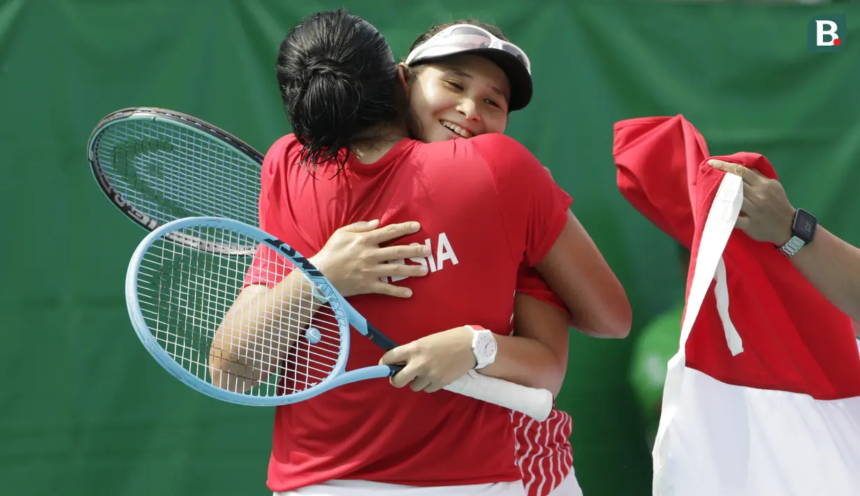 Ganda putri Indonesia, Beatrice Gumulya / Jessie Rompies, merayakan gelar juara usai mengalahkan wakil Thailand pada laga final SEA Games 2019 di Tennis Court Rizal Memorial Sports Complex, Manila Sabtu (7/12). Indonesia menang dengan skor 6-3 dan 6-3. (Bola.com/ M Iqbal Ichsan)