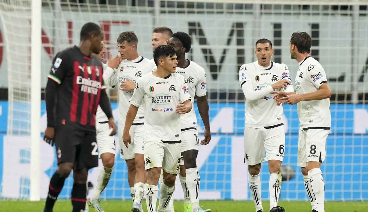 Penyerang Spezia, Daniel Maldini (ketiga kiri) merayakan dengan rekan satu timnya setelah mencetak gol ke gawang AC Milan selama pertandingan Serie A Liga Italia di stadion San Siro, di Milan, Italia, Minggu (6/11/2022). AC Milan menang tipis atas Spezia 2-1. (AP Photo /Antonio Calanni)