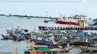 Tarusan kapal nelayan yang menggunakan Trawl menumpuk di Pelabuhan karena menghentikan aktifitas melaut (Liputan6.com/Yuliardi Hardjo)