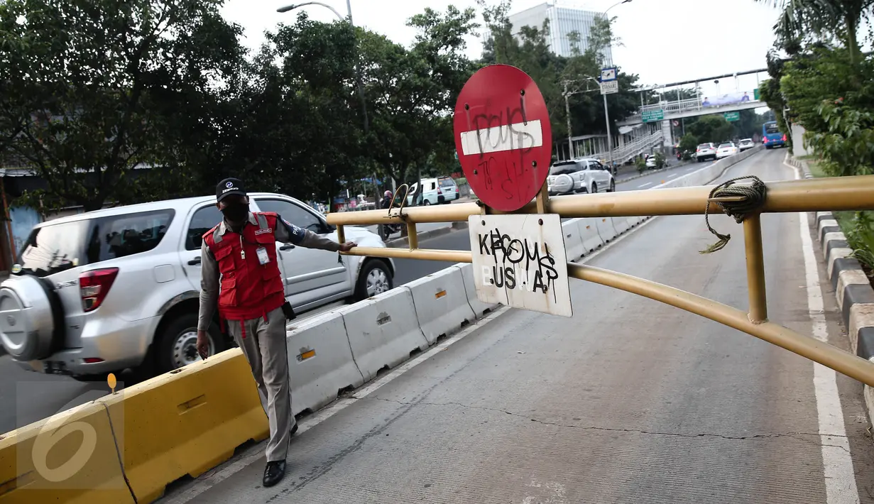 Petugas TransJakarta menjaga jalur busway dikawasan Pramuka, Jakarta, Minggu (12/6/2016). Pemprov DKI Jakarta akan melakukan sterilisasi jalur Trans Jakarta mulai Senin nanti (13/6). (Liputan6.com/Faizal Fanani)