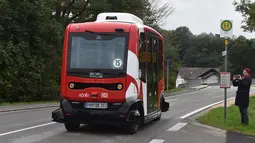 Bus tanpa sopir alias bus otonom melaju di dekat stasiun kereta api Bad Birnbach, Jerman selatan, pada 7 Oktober 2019. Dalam keadaan darurat, seperti mobil tidak dapat mendeteksi hambatan, penumpang dapat mengendalikan bus dengan menggunakan joystick. (Christof STACHE / AFP)