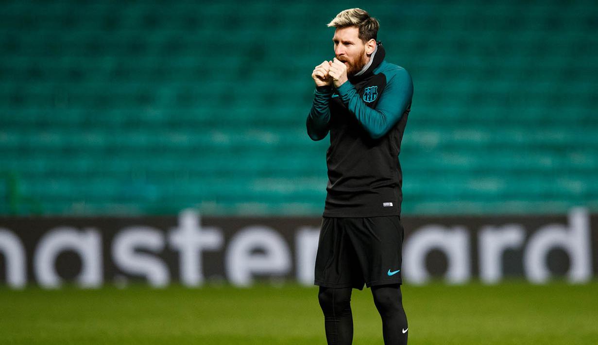 Penyerang Barcelona, Lionel Messi, tampak kedinginan saat berlatih jelang laga Liga Champions melawan Celtic. Laga Barca melawan Celtic akan berlangsung di Celtic Park pada Rabu (23/11/2016) dini hari WIB. (EPA/Robert Perry)