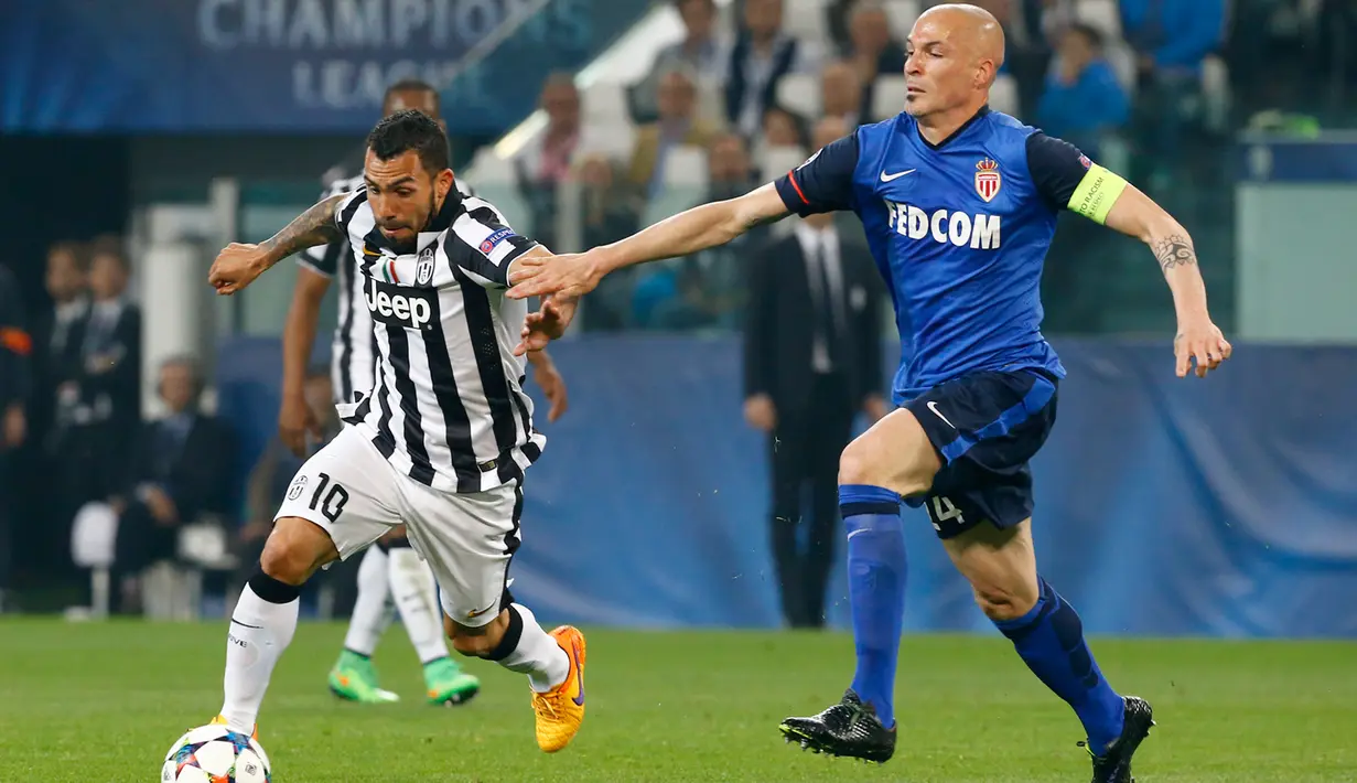 Penyerang Juventus, Carlos Tevez berusaha melewati bek AS Monaco Andrea Raggi di leg 8 besar Liga Champions di Juventus Stadium, Italia, Rabu (15/4/2015). Juvenetus Menang 1-0 atas AS Monaco. (Reuters/Stefano Rellandini)
