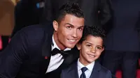 Pesepak bola, Cristiano Ronaldo bersama putranya Cristiano Ronaldo Jr. foto bersama ketika menghadiri pemutaran perdana fim dokumenter "Ronaldo" di Leicester Square, Inggris, Senin (9/11/2015). (EPA/Facundo Arrizabalaga)