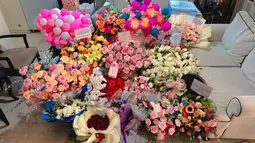 Ayu berterima kasih atas kado yang diberikan dari orang-orang yang mencintainya. "Alhamdulillah sgt bersyukur dan terima kasih byk semua keluarga, tmn2, aytinglicious maupun diluar aytinglicious utk semua doa," kata dia. (Foto: Instagram/ ayutingting92)