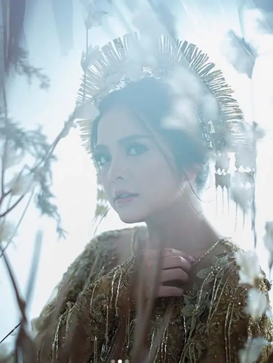 "contoh nyata.. wanita baik2 dapat laki baik... congrast tasya moga langgeng.. aku cemburu hahahaha," tulis netizen. “Kalau artis gitu ya di undangan gak pakai gelar, padahal dua2nya udah S2 kereeen banget," tulis lainya. (Instagram/tasyakamila)