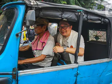 Calon Gubernur DKI Jakarta nomor urut 1, Ridwan Kamil menumpang bajaj saat menuju Pasar Kebayoran Lama, Jakarta, Kamis (24/10/2024). (Liputan6.com/Angga Yuniar)