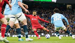 Pemain Liverpool, Mohamed Salah, mencetak gol ke gawang Manchester City dalam lanjutan Liga Inggris 2024/2025 di Etihad Stadium, Minggu (23/2/2025) malam WIB. (AP Photo/Dave Thompson)