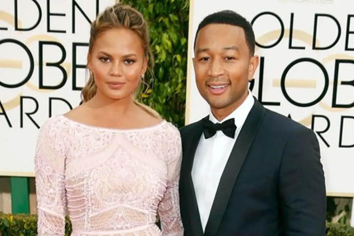 Chrissy Teigen Pose Telanjang Bersama Suami
