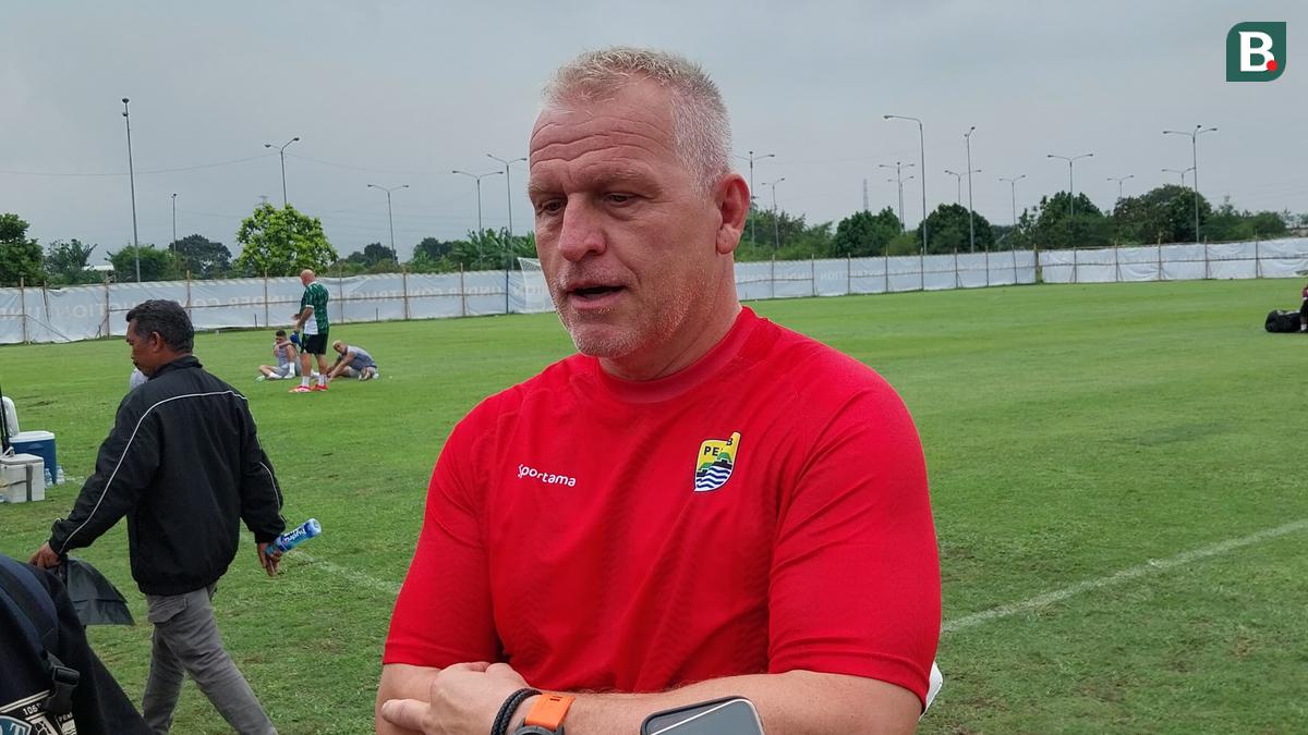 BRI Super League: Oh Ternyata Ini Alasan Pelatih Kiper Persib Jarang Gunakan Sarung Tangan Saat Melatih Teja Paku Alam dkk