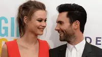 Behati Prinsloo mengucapkan selamat ulang tahun kepada Levine dengan kata-kata manis. 