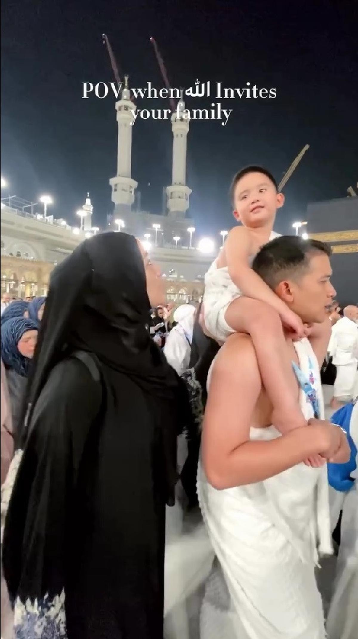 Momen Athar Anak Citra Kirana Ikut Umrah, Digendong Saat Tawaf