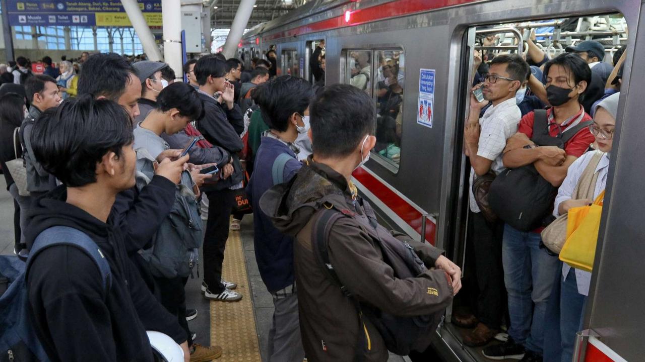 FOTO: Perjalanan KRL Jabodetabek Resmi Ditambah, Waktu Tunggu Kini Makin Singkat